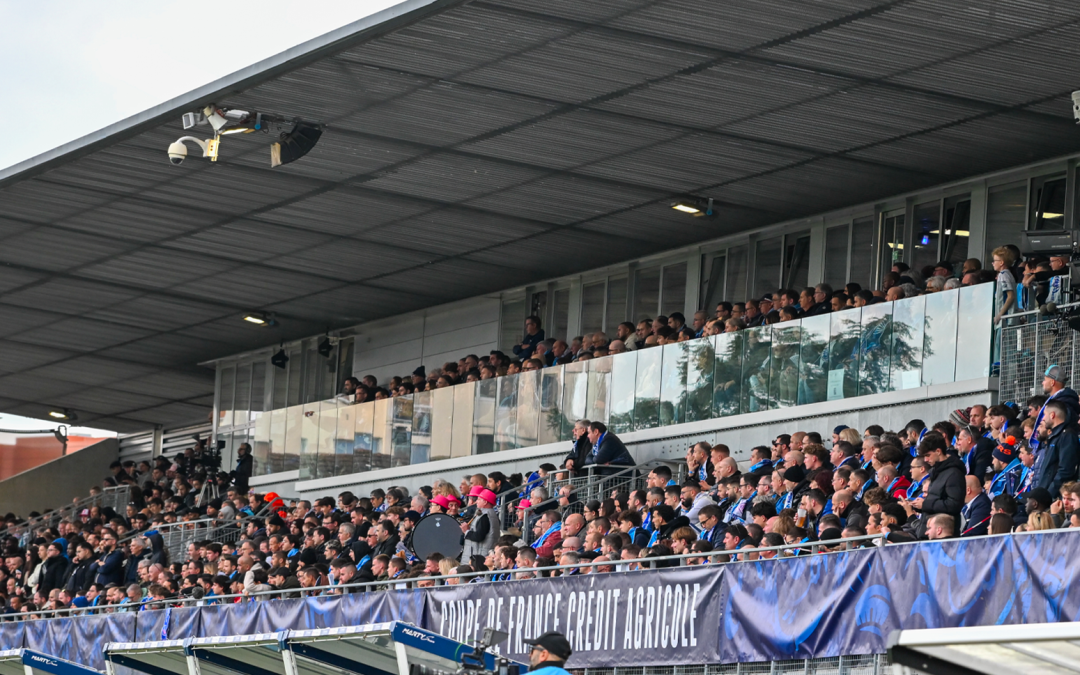 TOUS ENSEMBLE DANS LA MÊME TRIBUNE